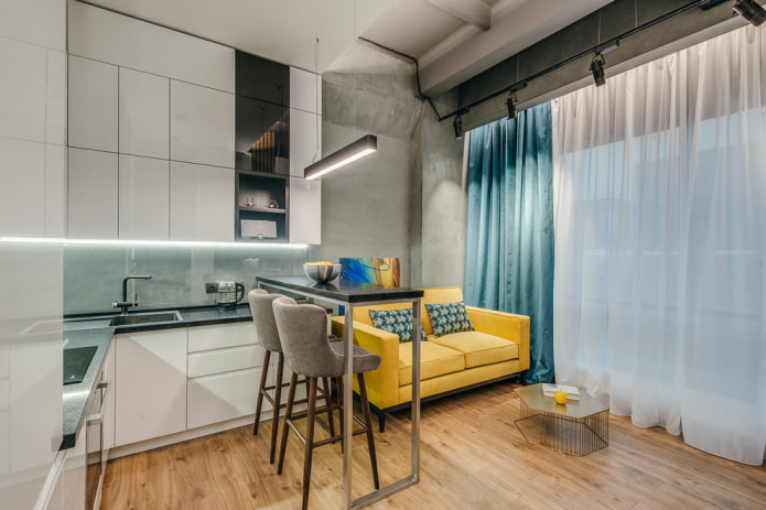 gele bank in het keukeninterieur