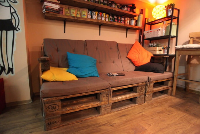 palletbank in het keukeninterieur