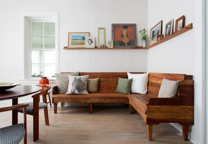 houten bank in het keukeninterieur