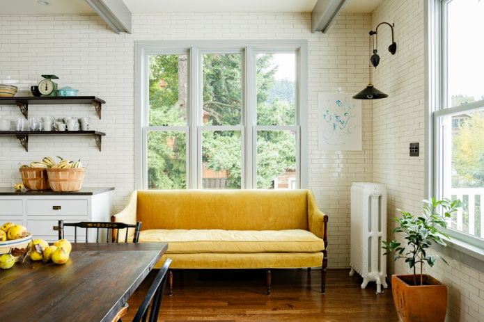 bank op poten in het keukeninterieur