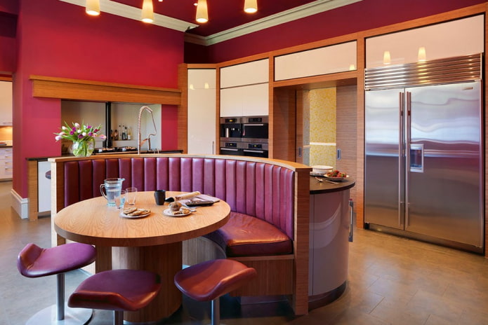 halfronde bank in het keukeninterieur