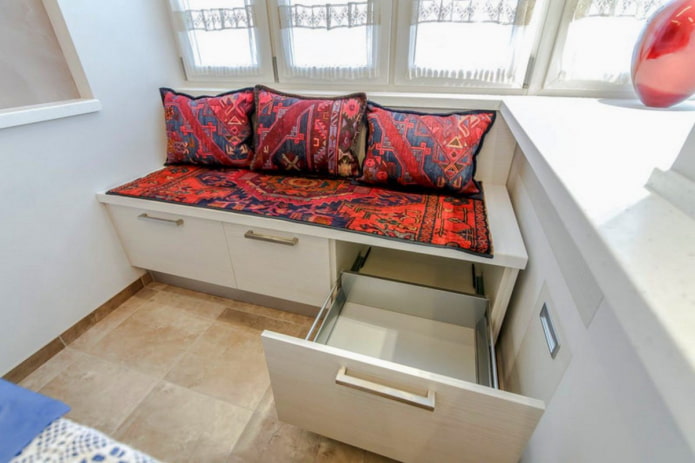 bank met opberglades in het keukeninterieur