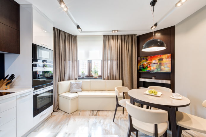 bank in het keukeninterieur met erker