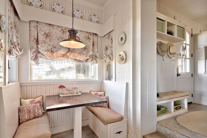 bank in het keukeninterieur in loftstijl Provence