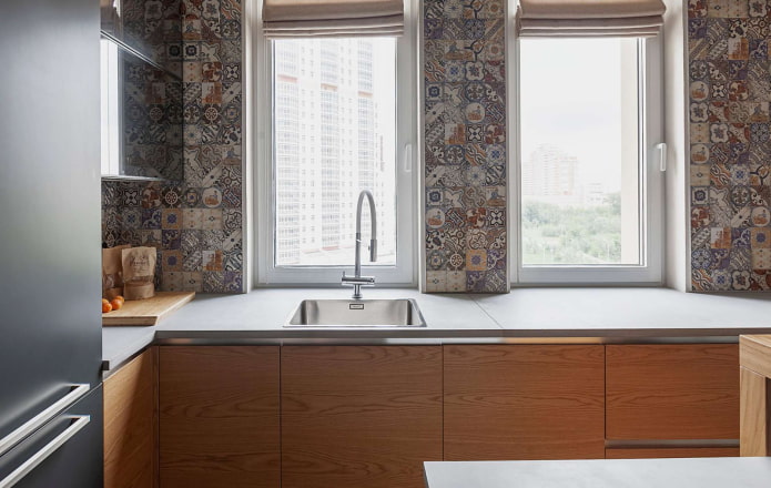 spoelbak bij het raam in de keuken