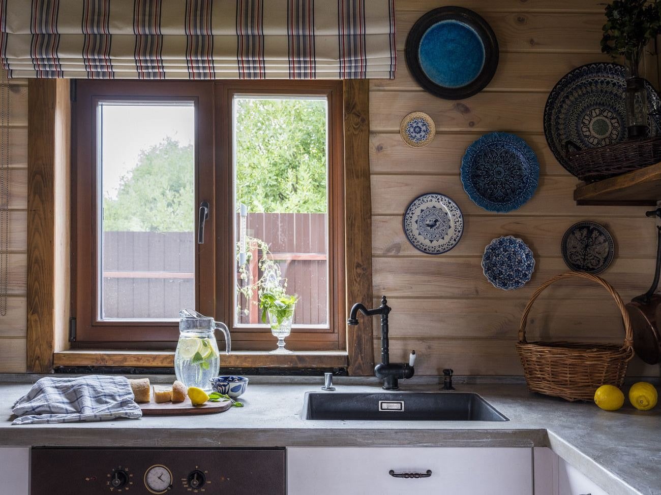 spoelbak bij het raam in een woonhuis