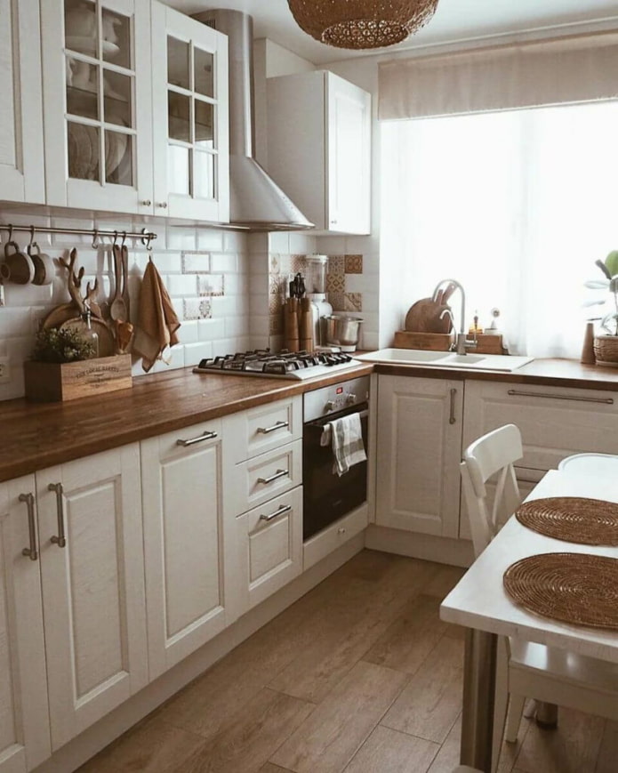 Scandinavische keuken met spoelbak bij het raam
