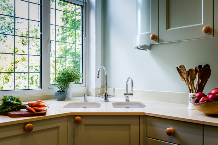twee spoelbakken in de hoek van de keuken