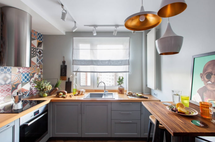 spoelbak bij het raam in de keuken