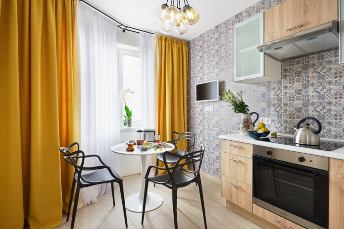 kroonluchter boven de eettafel