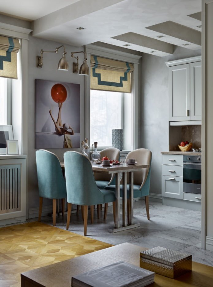 tafel tussen de ramen in de keuken