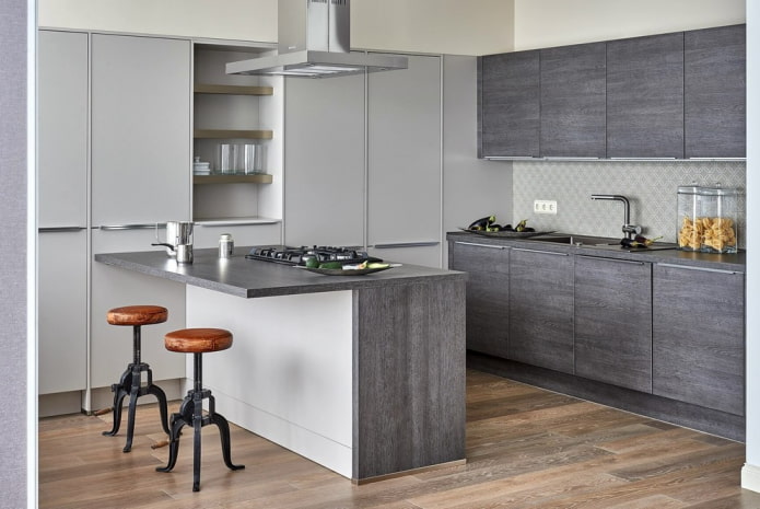 eiland met bar in het keukeninterieur
