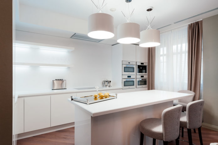 verlichting boven het kookeiland in het keukeninterieur