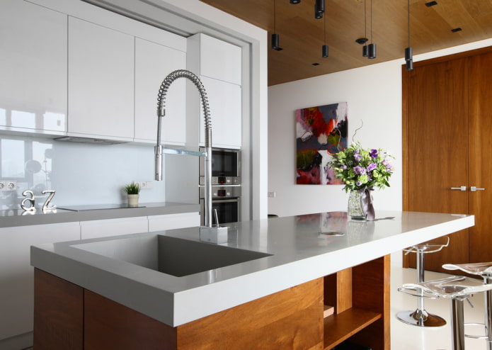eiland met spoelbak in het keukeninterieur