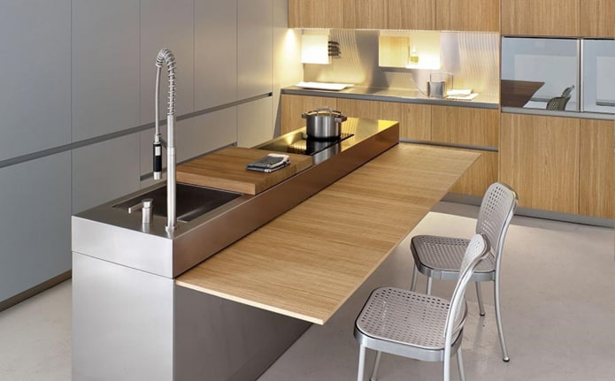 eiland met eettafel in het keukeninterieur