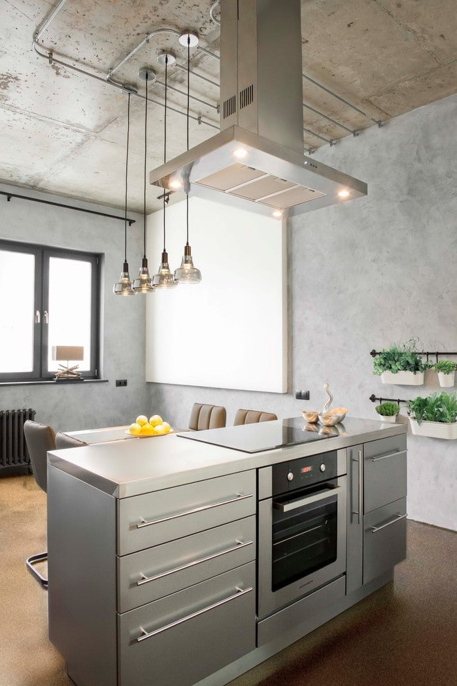 eiland met een kookplaat in het interieur van de keuken