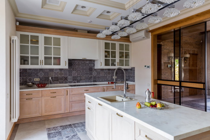 eiland met spoelbak in het keukeninterieur