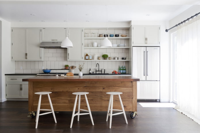 eiland op wielen in het keukeninterieur