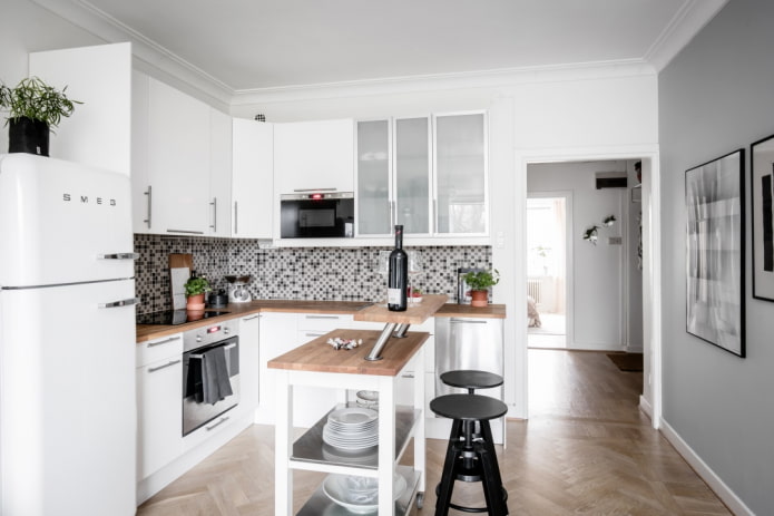 eiland met bar in het keukeninterieur