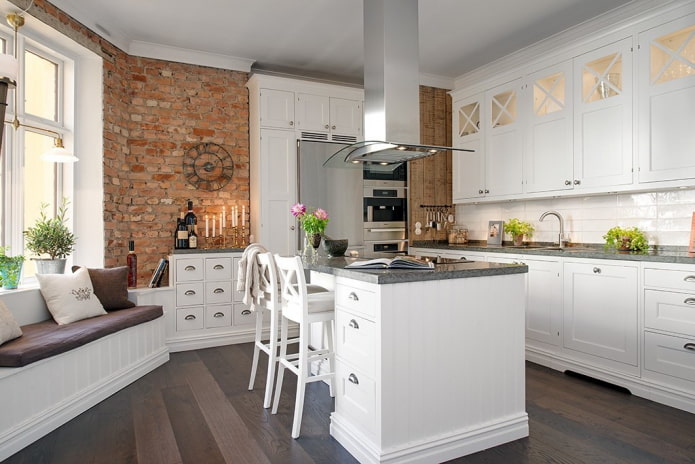 eiland in het keukeninterieur in Scandinavische stijl