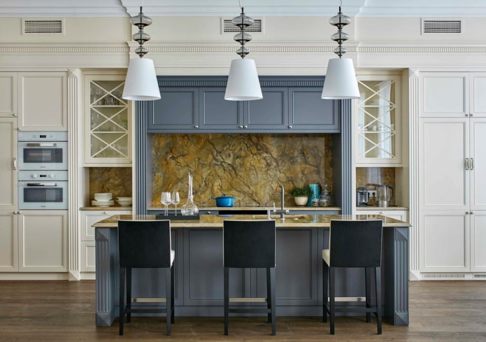 eiland in het interieur van de keuken in neoklassieke stijl