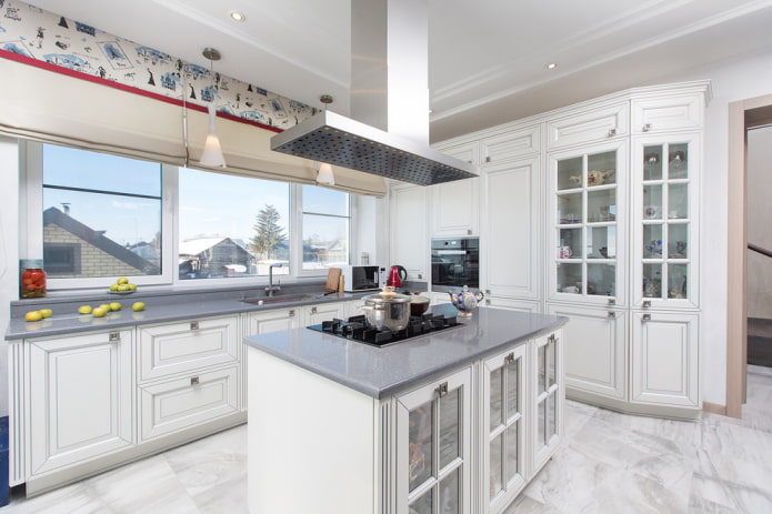 eiland met werkruimte in het keukeninterieur