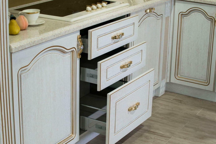 witte keuken met gouden patina