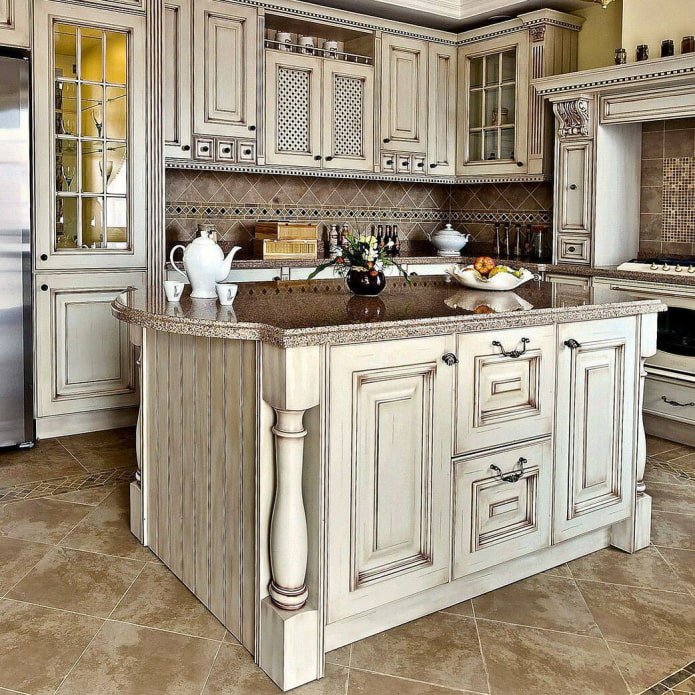 witte keuken met donkere patina