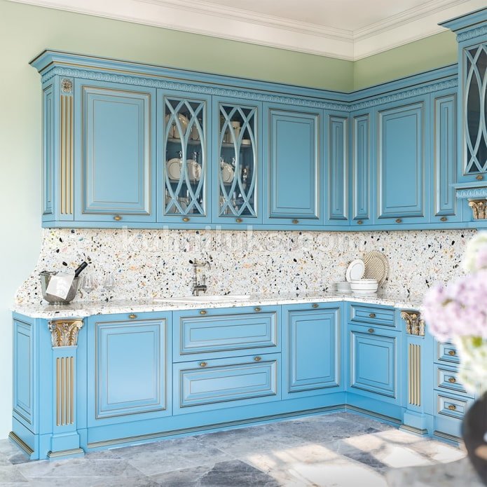 blauwe keuken met goud
