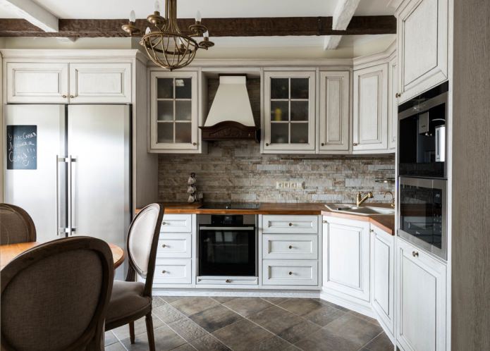 klassieke witte keuken met houten werkblad