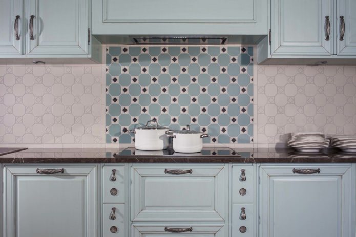 wit en blauw schort en donker aanrechtblad