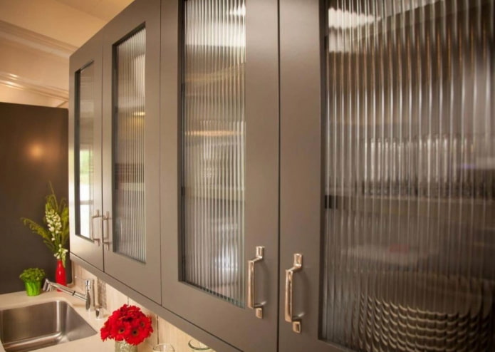 gegolfd glas in de keuken