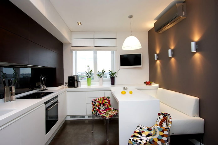 huishoudelijke apparaten in het interieur van een kleine woonkeuken