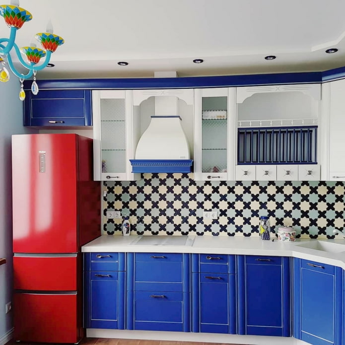 rode koelkast in de keuken