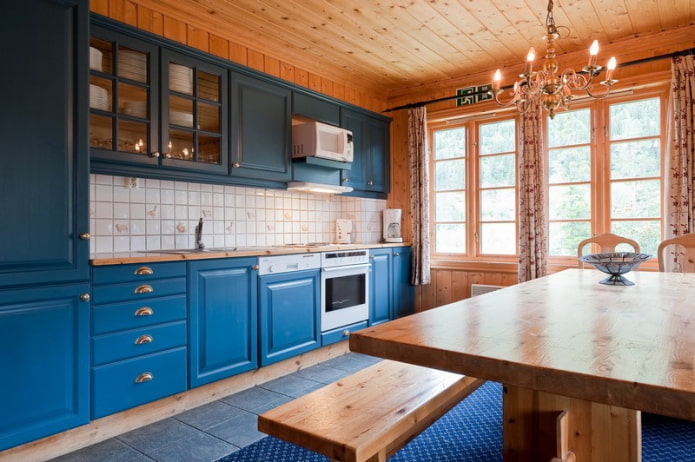 Blauwe lineaire keuken