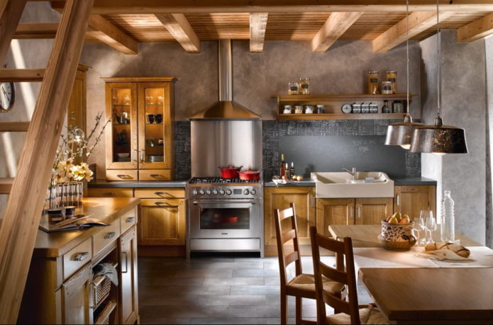 Keuken met houten plafond