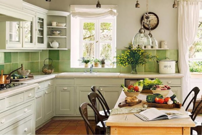 Keuken met een groen schort