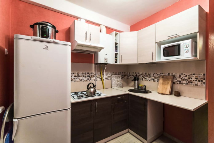 Keuken met een betegelde schort