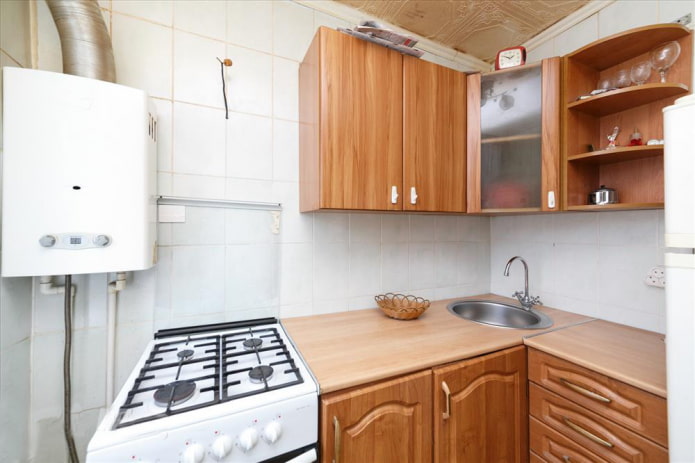 Keuken met tegels over de hele muur