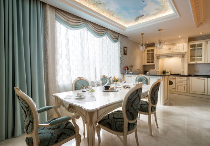 gordijnen in het interieur van een klassieke keuken