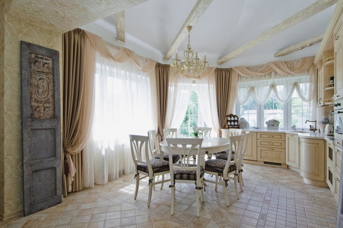 klassieke keuken in het interieur van een huis