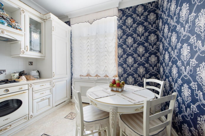 wandbekleding in het interieur van een klassieke keuken