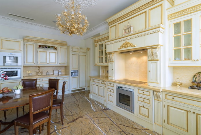 meubels in het interieur van een klassieke keuken