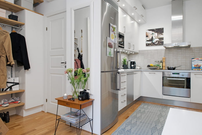 communicatie in het interieur van de keuken-hal