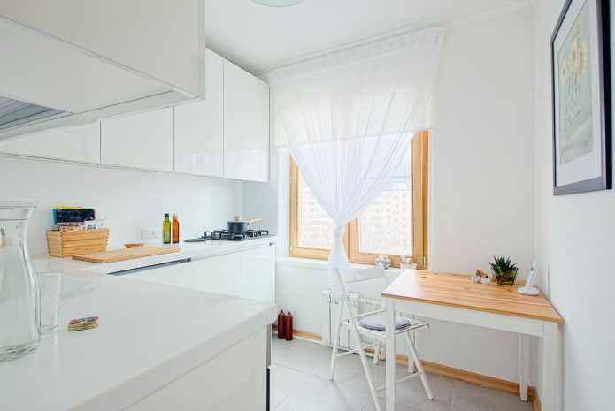 Kleine witte keuken