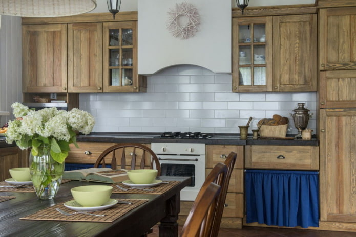 meubels in het interieur van de keuken in een rustieke landelijke stijl