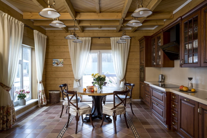 decoratie en verlichting in de keuken in een rustieke landelijke stijl