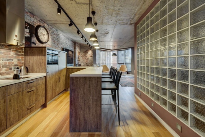 laminaatvloer met houtlook en een glasblokkenwand