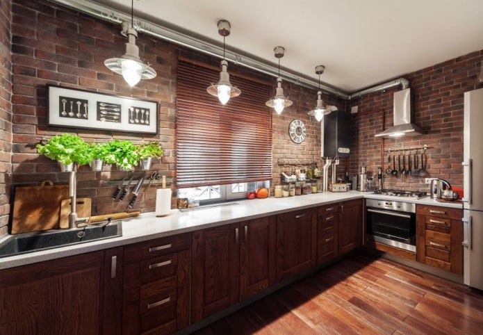 schort en muren van decoratieve baksteen