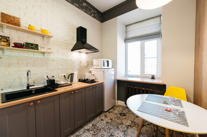 keuken zonder bovenkastjes met behang in baksteenstijl